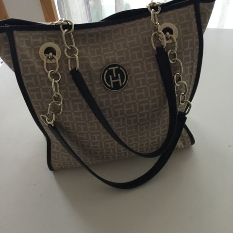 Tommy hilfiger veske 2500kr