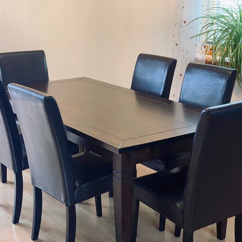 Spisebord med 6 stoler