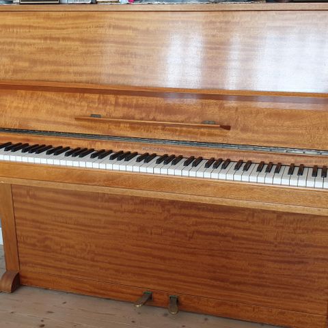 F. Hellstrøm piano