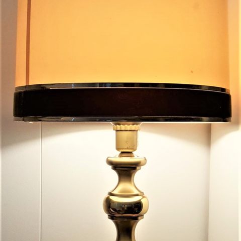 vakker messinglampe, total høyde med lampeskjerm 64 cm.