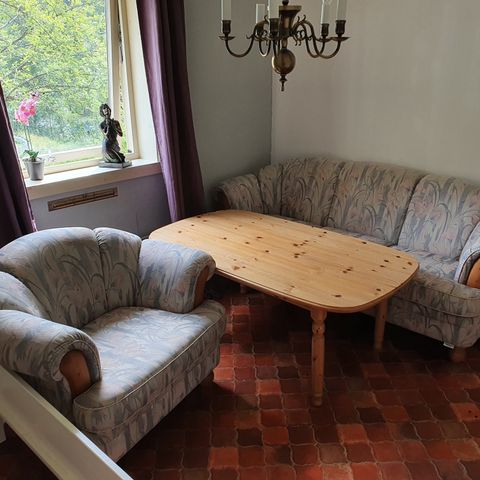 Ekornes sofagruppe m/bord gies bort.