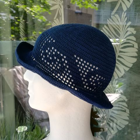 Ny håndheklet hatt i tynn bomull - Str. S - Marineblå