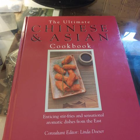 Asiatisk kokebok med Flotte inspirerende bilder  600 sider.