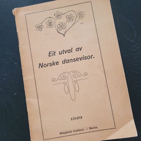 Hefte fra 1929. Eit utval av norske dansevisor.Røros