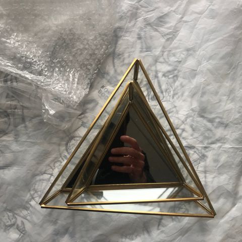 2stk trekantet brett med ramme i metall og sider i klart glass