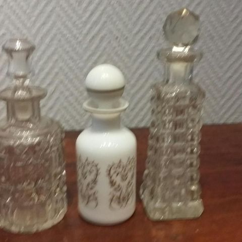 Tre gamle glass / krystallflasker