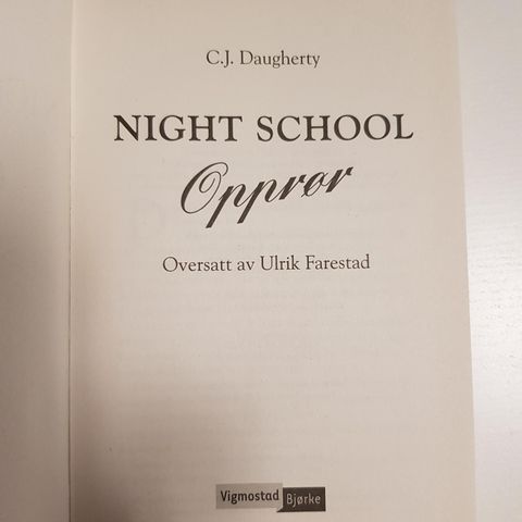 Night School Opprør av C. J. Daugherty