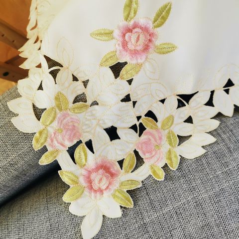 Fin duk med blomster broderi