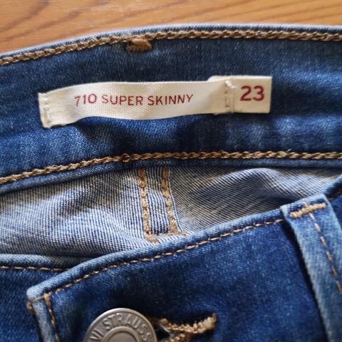 Nye Levis og Lee jeans