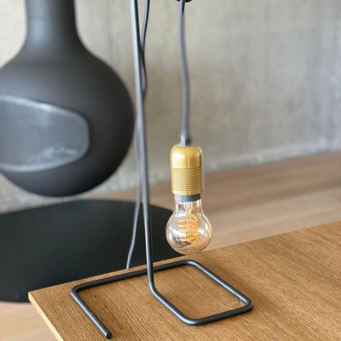 Stilig design-lampe med smart Hue filament pære