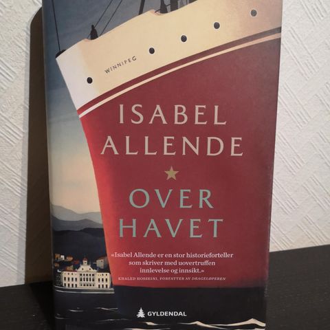 Selger bok av Isabel Allende. 