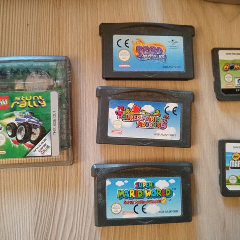 Nintendo ds og advance med spill og lader + et gameboy color spill.