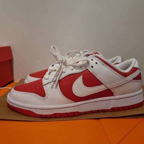 Nike Dunk Low Championship Red (Flere størrelser!)