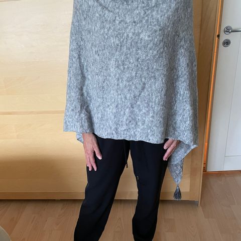 2 PONCHO ‘er Sort med hals og Grå uten hals. Onesize. Med ull og mohair!