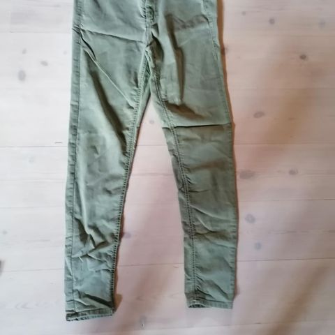 Bukse til jente/ungdom/dame. Grønn bukse fra Benetton.