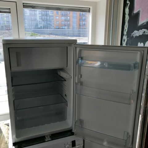 Kjøleskap (under benk) med liten frys H 85 cm :)