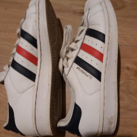 Str.37,5. ADIDAS. Hvit med rød og 2 blå striper.