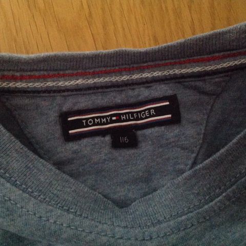 Str 5 år. Tommy Hilfiger t-skjorte til gutt. Brukt kun 1 gang!