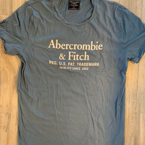 Mellomblå t skjorte Abercrombie & Fitch str M