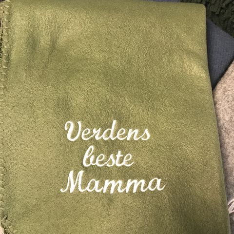 Pledd med brodering til Mamma. Pynt til sofa? Gave? Fødselsdag? Morsdag?