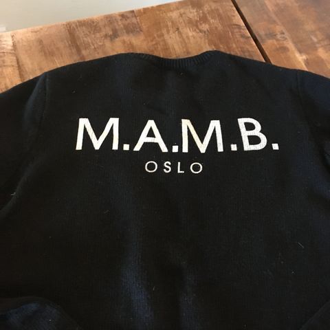 Ullgenser fra MAMB Oslo med logo på ryggen sort