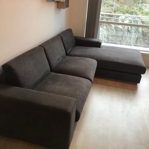 Sofa fra Bolia i serien Sepia. Mørk brun.