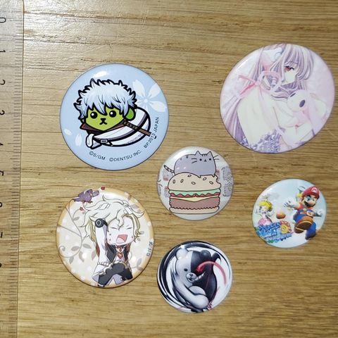 Søte anime pins selges samlet!