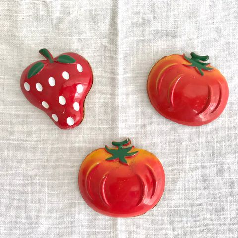 Kjempefine gamle kjøleskapsmagneter tomat og jordbær i metall