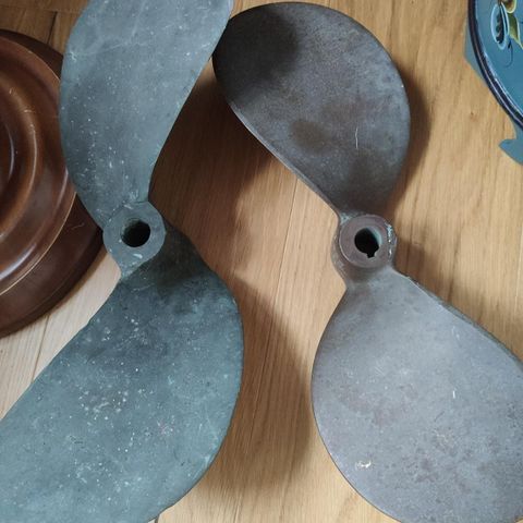 Antikke propeller i messing, kjøpt på brocante i Provence