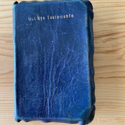 Det nye testamente (10 x 6.5 cm) i blått skinn. Utgitt 1915