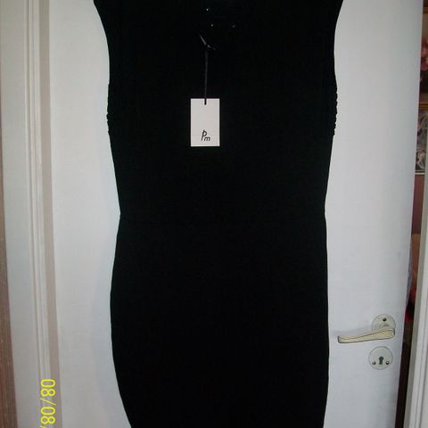 NYE  TO SVARTE Elegante dame kjoler dekorert med svarte paljetter på foran