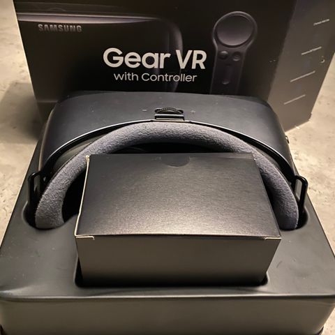 Samsung Gear VR with controller