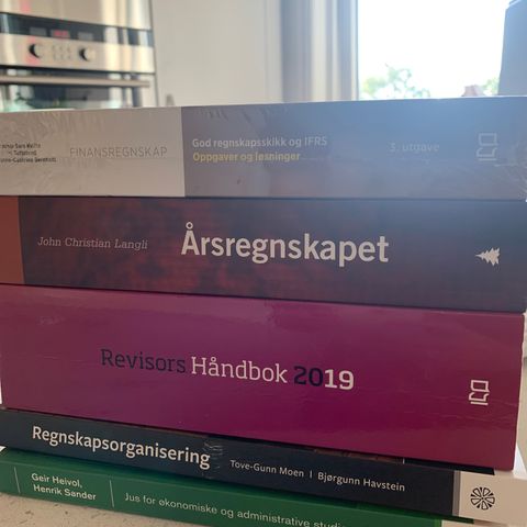Pensumbøker Økonomi - Regnskap og revisjon. 