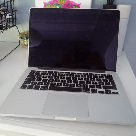 Selger macbook pro