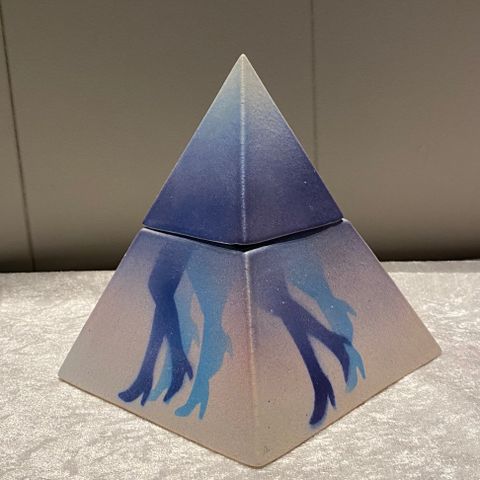 Pyramide 2-delt, keramikk/pynt/smykkeskrin (17x14x14cm)