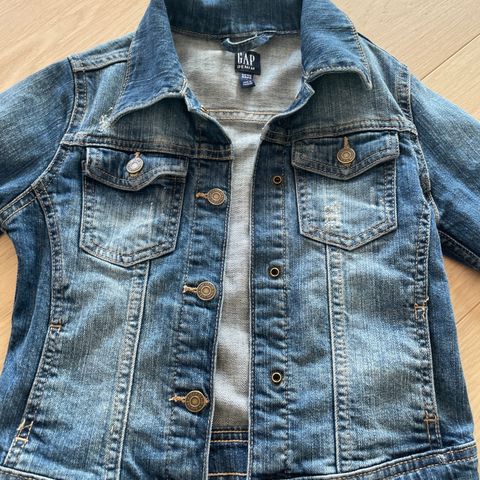 GAP denimjakke str 120 (small)