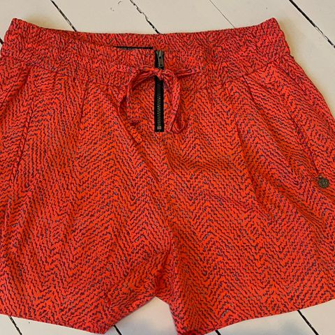 Maison Scotch shorts (str S) i knallrosa-oransje farge.