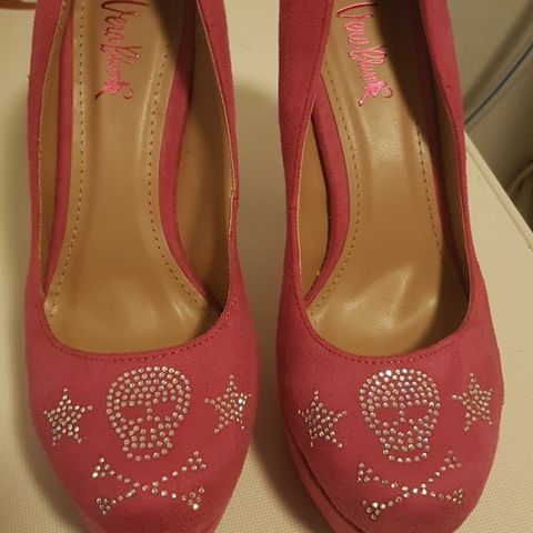 NY PRIS! Helt nye stilige rosa pumps med stilig detalj