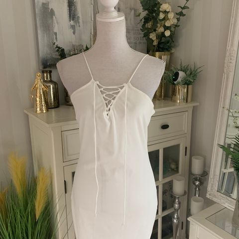 Hvit tettsittende kjole