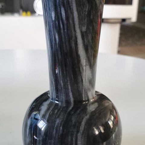 Nydelig vase av mineralstein, Arnar Hansson