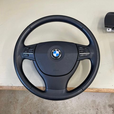 BMW f11 / f10 ratt med Airbag samt knapper