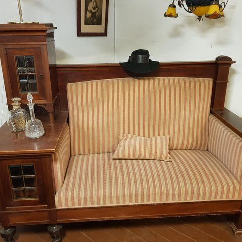 Gamel sofa med skap og 2 stoler