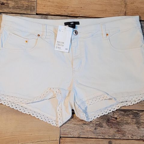 Ny jeansshorts med blondekant str. 42