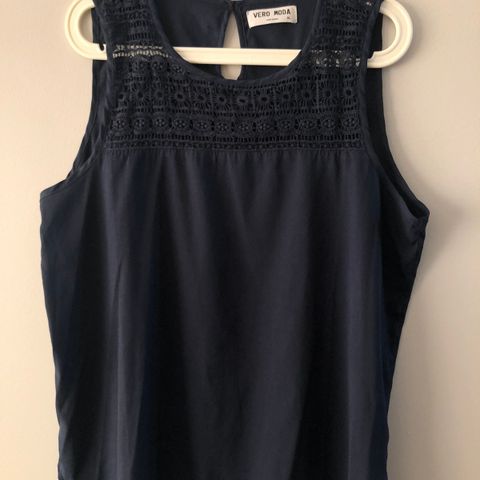 Ubrukt mørkeblå navy singlet / topp med blonder fra Vero Moda i str. XL