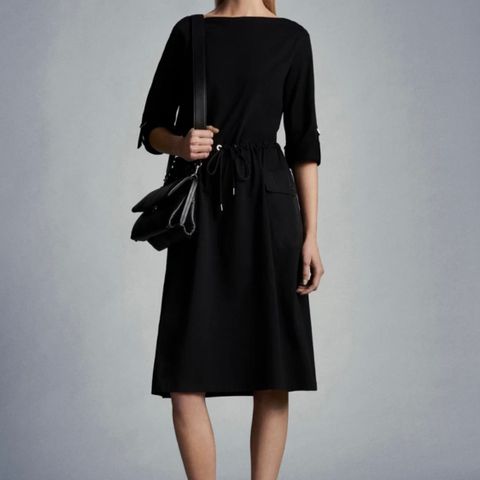 Moncler -ikonisk kjole. Str S oversized