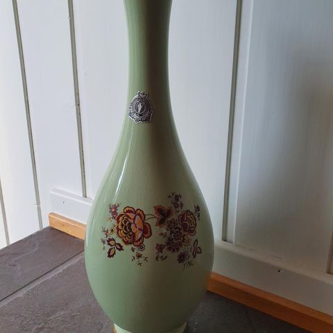 Elegant vase i fajance fra Egersund