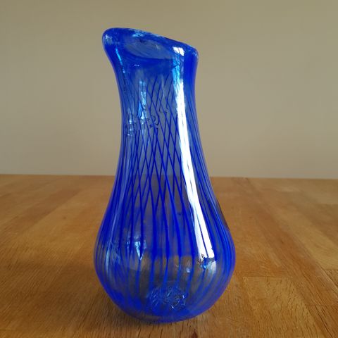 Vase, lysestaker og skåler i blått glass.