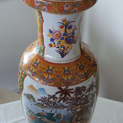 Orientalsk asiatisk vase håndmalte fugler og blomster.
