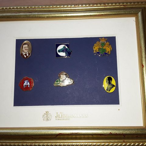 Pins fra JL Tiedemanns Tobaksfabrikk.