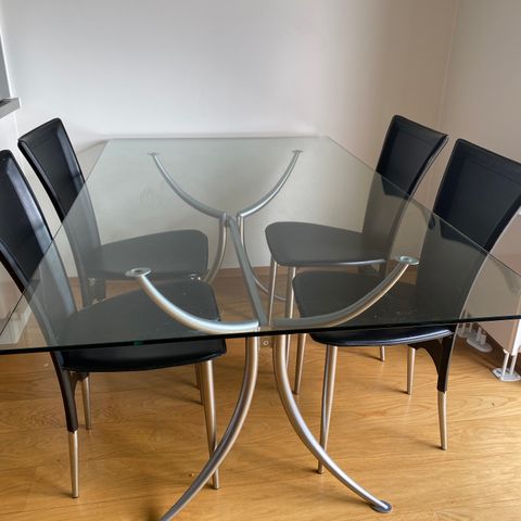 Glass spisebord med stoler